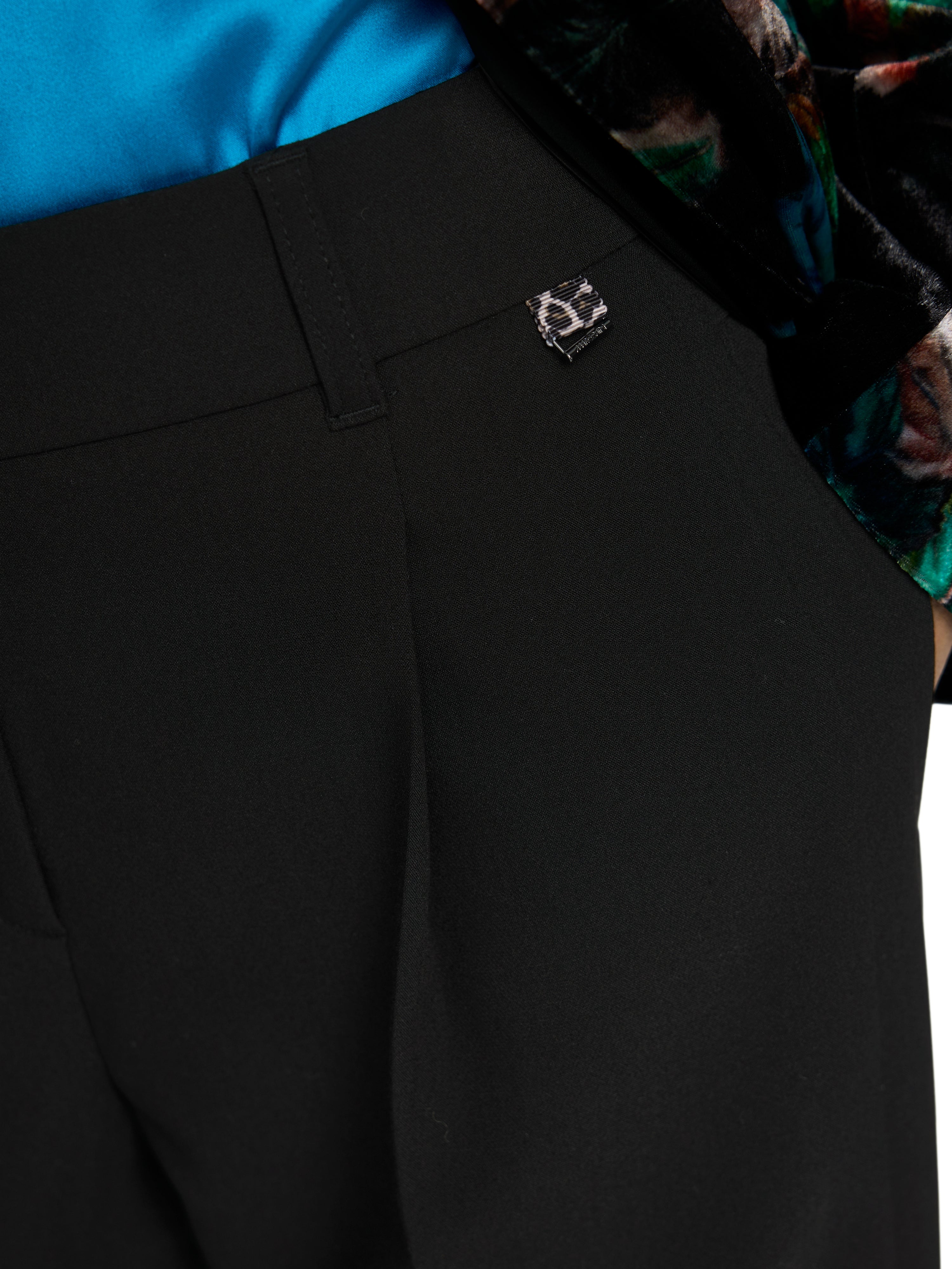 מכנסיים אלגנטיים בגזרה גבוהה עם קו נקי. נוחים ואלסטיים, מתאימים לשילוב יומיומי או למראה רשמי יותרהרכב: 70% פוליאסטר ממוחזר, 23% ויסקוזה, 7% אלסטןהדוגמנית בגובה 1.79 ולובשת מידה 3 של מארק קיין