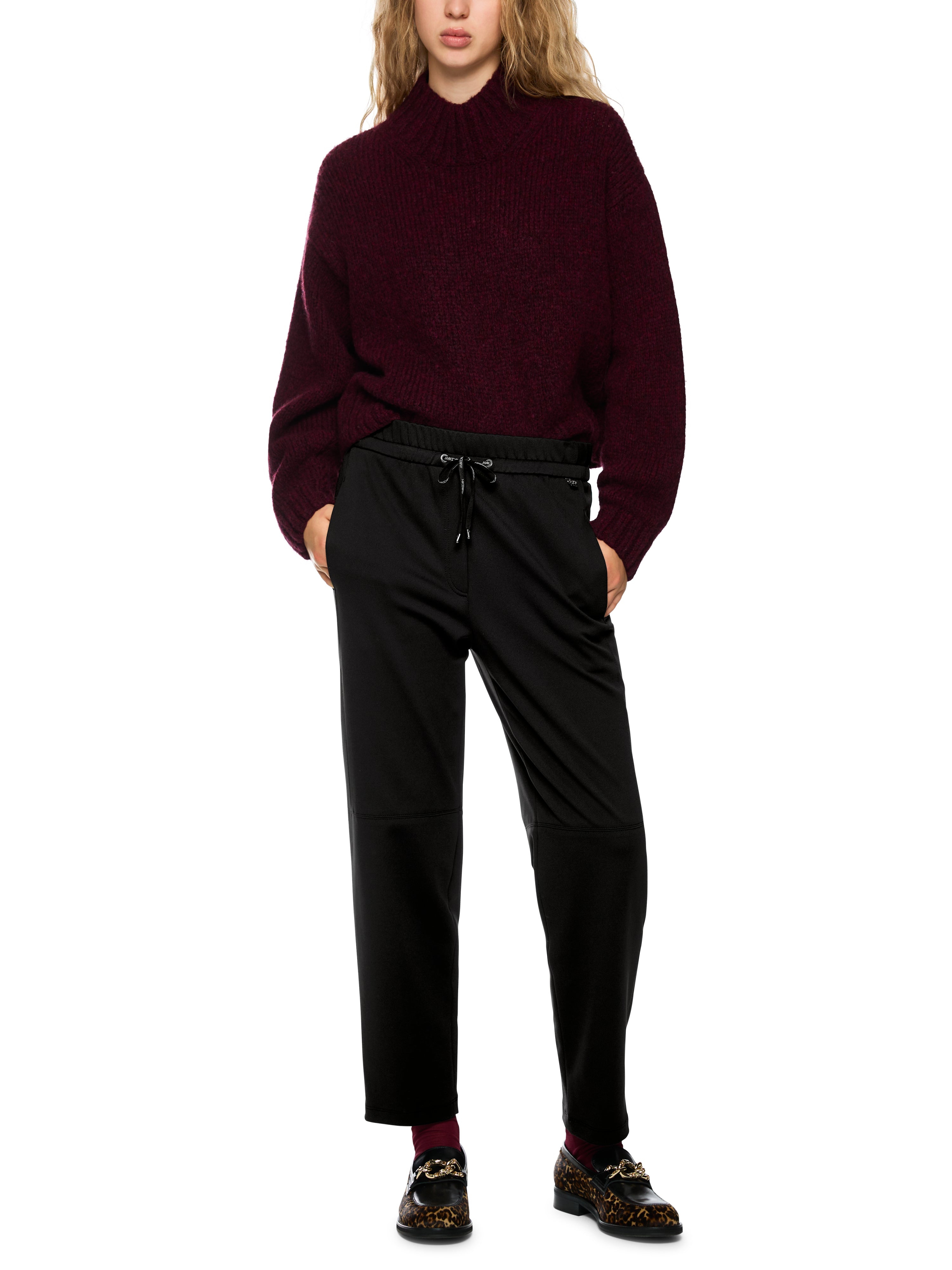 מכנסי ספורטיביים עם גומיית מותן אלסטית וקשירת שרוךהרכב: 95% פוליאמיד, 5% אלסטןהדוגמנית בגובה 1.79 ולובשת מידה 3 של מארק קיין