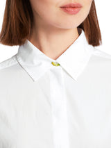 חולצת אוברסייז מכופתרת "RETHINK TOGETHER" צבע לבן בעיטור כפתורים לאורך השרוולים