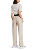 מכנסי כותנה במראה ספורטיבי גוון אוף וייט עם גומי במותן רגל רחבה עם פס לבן בצדדים