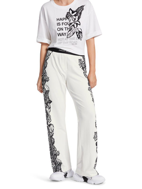 מכנסי לאונג' דגם WELBY רגל רחבה בצבע לבן עם פרינט פרחים שחורים בצדדים