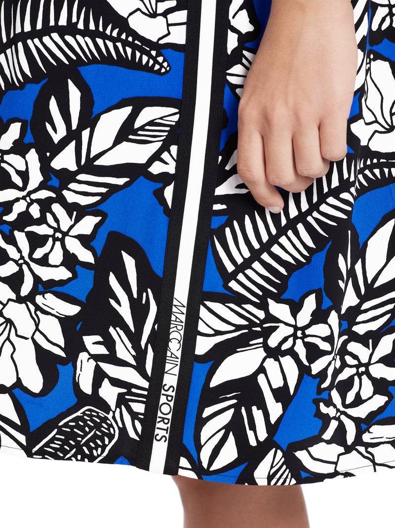 שמלה "RETHINK TOGETHER"  בגזרה נוזלית שרוול קצר אורך ברך הדפס פרחים על רקע כחול רויאל