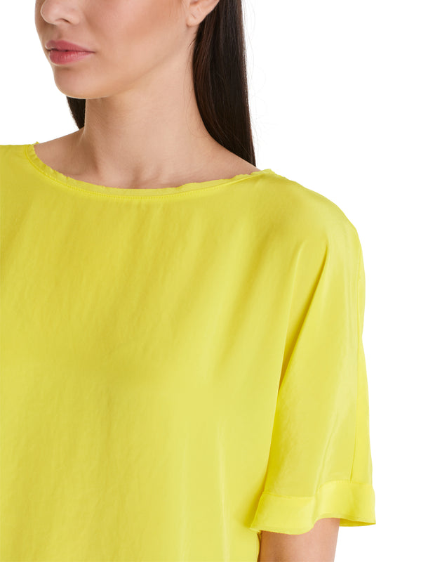 חולצה נוזלית קלילה צבע צהוב צווארון במפתח V עם שרוולי קימונו גב ארוך