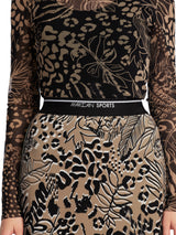 חצאית סקובה קצרה עם גומי במותן בקולאז' מנומר משולב עם עלים על רקע חום