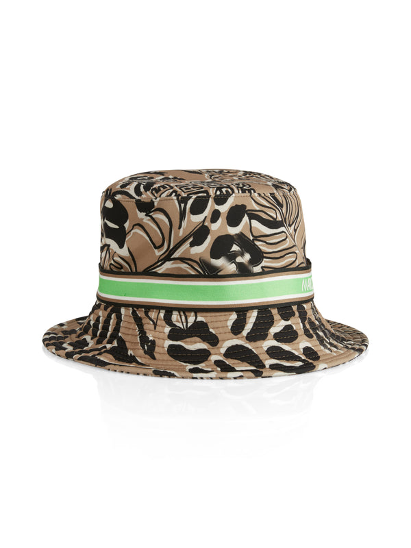 כובע באקט בקולאז' מנומר משולב עם עלים על רקע חום