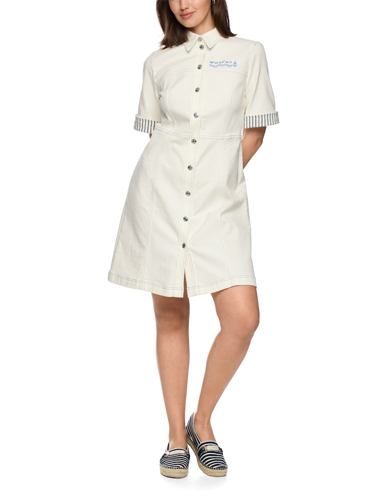 שמלת ג'ינס קצרה, בגזרה צמודה לגוף וצללית A, מבד דנים רך ואלסטי, עם עיטור רקמה בדוגמת מוטיבים מעולם הספינות. לשמלה שרוולים קצרים עם מכפלת רחבה ומתקפלת בדוגמת פסים, צווארון קלאסי, וסגירה באמצעות כפתורים כסופים לכל האורך.הרכב: 98% כותנה, 2% אלסטןהדוגמנית בגובה 1.79 ולובשת מידה 3 של מארק קיין