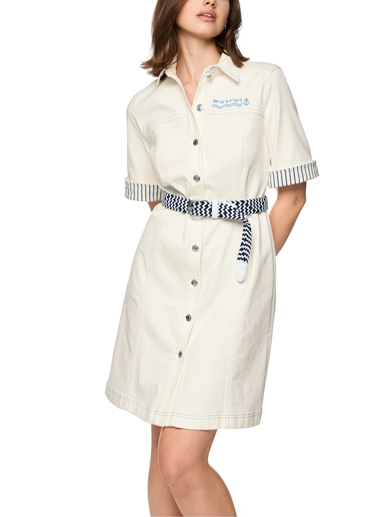 שמלת ג'ינס קצרה, בגזרה צמודה לגוף וצללית A, מבד דנים רך ואלסטי, עם עיטור רקמה בדוגמת מוטיבים מעולם הספינות. לשמלה שרוולים קצרים עם מכפלת רחבה ומתקפלת בדוגמת פסים, צווארון קלאסי, וסגירה באמצעות כפתורים כסופים לכל האורך.הרכב: 98% כותנה, 2% אלסטןהדוגמנית בגובה 1.79 ולובשת מידה 3 של מארק קיין