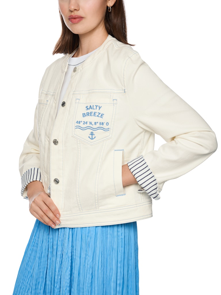 ז'קט ג'ינס מעוטר רקמה בדוגמת מוטיבים מעולם הספינות. גזרה ישרה, עם צווארון עגול, שרוולים ארוכים בסיומת חפתים מתקפלים בדוגמת פסים, שני כיסי צד, וסגירת כפתורים לכל האורך.הרכב: 98% כותנה, 2% אלסטןהדוגמנית בגובה 1.79 ולובשת מידה 3 של מארק קיין