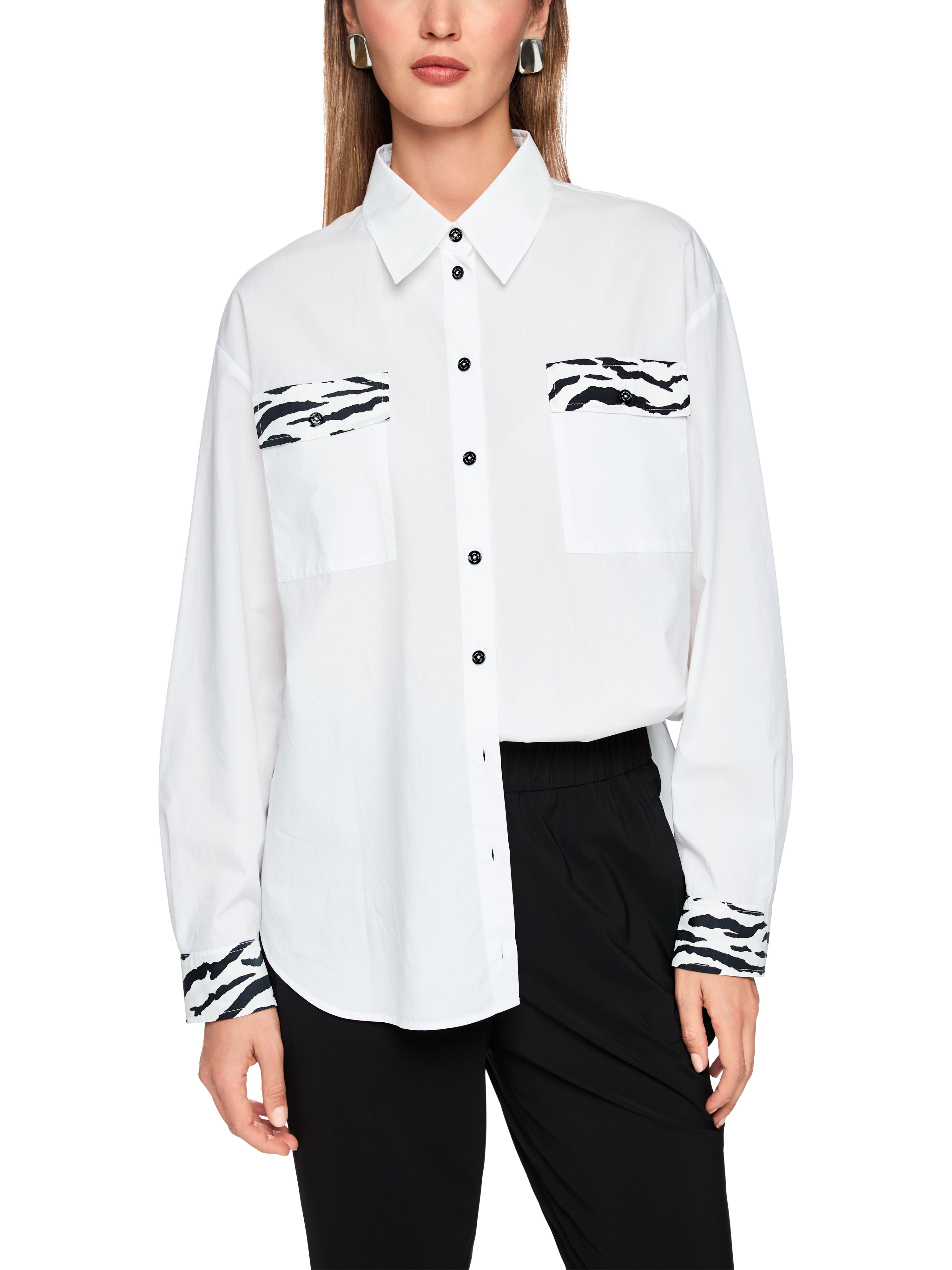 חולצה סגנון קלאסי בגזרה רחבה עם אלמנטים של הדפסהרכב: 100% כותנההדוגמנית בגובה 1.79 ולובשת מידה 3 של מארק קיין 