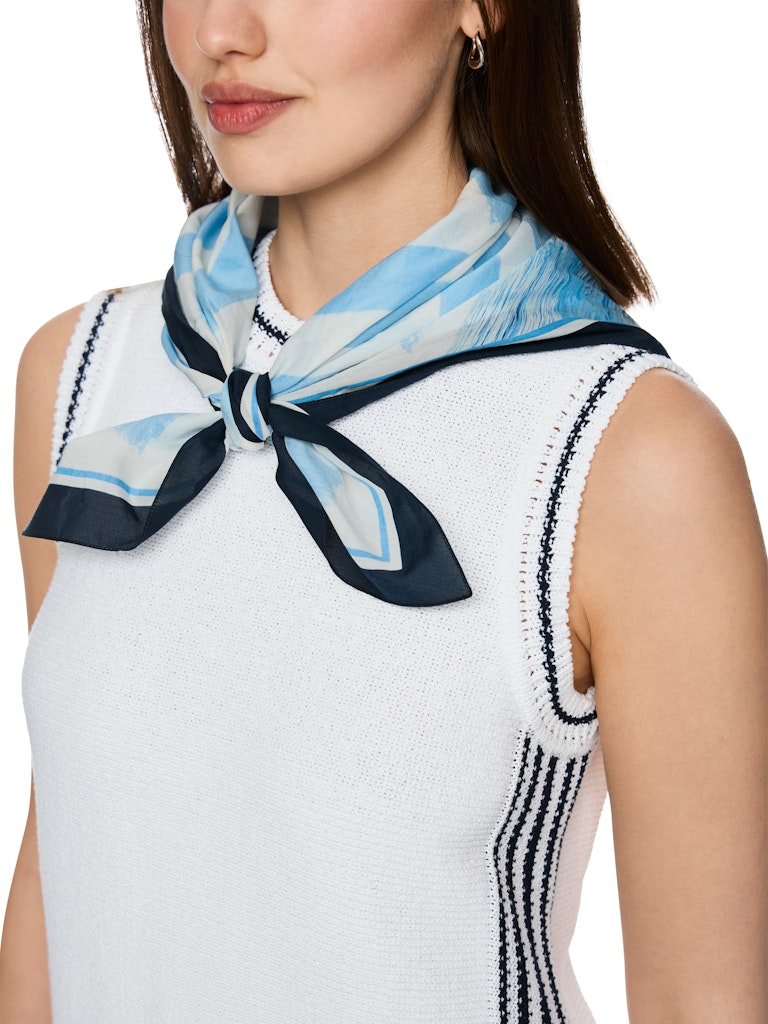 צעיף קשירה מרובע עשוי מתערובת כותנה-משי רכה ועדינה, בהדפס בגווני כחול לבן של מוטיבים מעולם הספינות.מידות: אורך- 68 ס"מ, רוחב- 68 ס"מהרכב: 77% כותנה, 23% משי