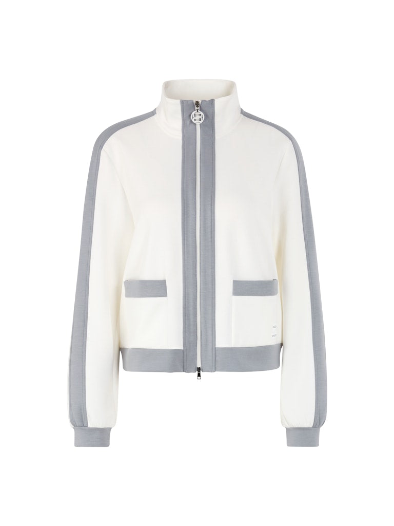 ז'קט בעיצוב ספורטיבי וקלאסי, בגזרה ישרה, עשוי בד רך ונעים במיוחד, בשילוב דיטיילס של פסים בגוון אפור. עם שרוולים ארוכים בסיומת מנג'ט, צווארון עומד, שני כיסים חזיתיים, וסגירה באמצעות רוכסן דו כיווני.הרכב: 47% פוליאמיד, 44% ויסקוזה, 9% אלסטןהדוגמנית בגובה 1.79 ולובשת מידה 3 של מארק קיין