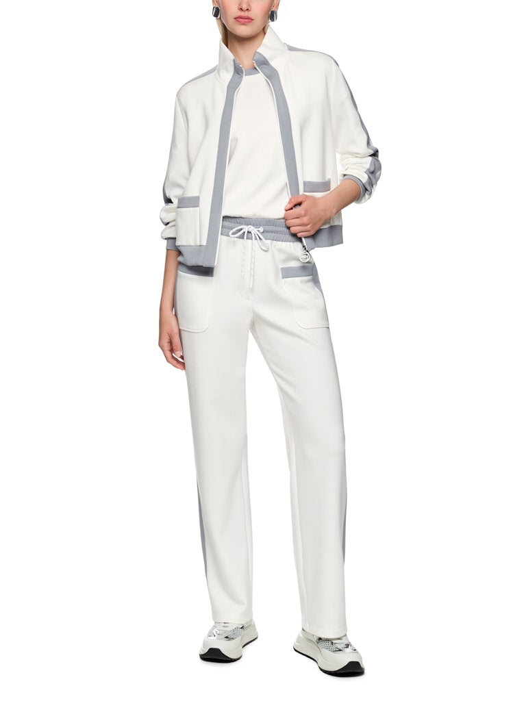 ז'קט בעיצוב ספורטיבי וקלאסי, בגזרה ישרה, עשוי בד רך ונעים במיוחד, בשילוב דיטיילס של פסים בגוון אפור. עם שרוולים ארוכים בסיומת מנג'ט, צווארון עומד, שני כיסים חזיתיים, וסגירה באמצעות רוכסן דו כיווני.הרכב: 47% פוליאמיד, 44% ויסקוזה, 9% אלסטןהדוגמנית בגובה 1.79 ולובשת מידה 3 של מארק קיין