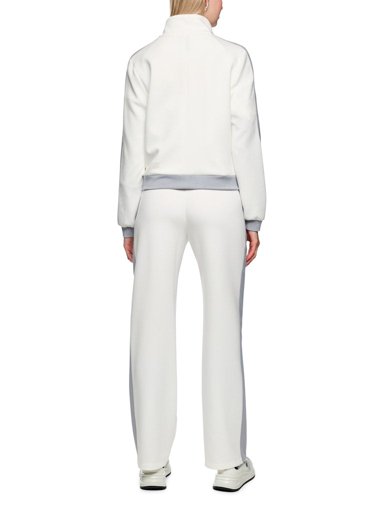 ז'קט בעיצוב ספורטיבי וקלאסי, בגזרה ישרה, עשוי בד רך ונעים במיוחד, בשילוב דיטיילס של פסים בגוון אפור. עם שרוולים ארוכים בסיומת מנג'ט, צווארון עומד, שני כיסים חזיתיים, וסגירה באמצעות רוכסן דו כיווני.הרכב: 47% פוליאמיד, 44% ויסקוזה, 9% אלסטןהדוגמנית בגובה 1.79 ולובשת מידה 3 של מארק קיין