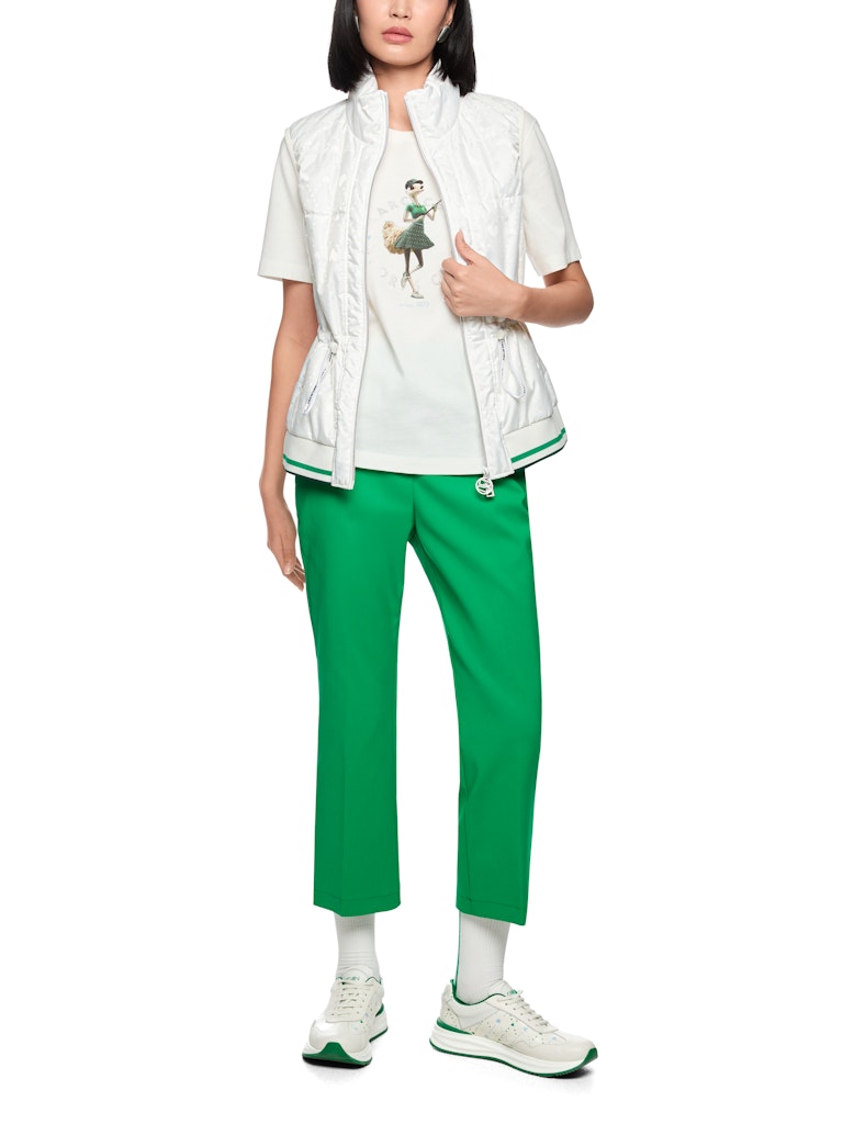 וסט מרופד בעיצוב ספורטיבי, עם הדפס בדוגמת לבבות. גזרה ישרה, עם שרוכי גומי מתכווננים במותניים להתאמה אישית, צווארון עומד, כיסים צדדיים הניתנים לסגירה, ורוכסן דו כיווני, בגימור מנג'ט ארוג בדוגמת פסים צבעוניים.הרכב: 65% פוליאמיד, 35% פוליאסטרהדוגמנית בגובה 1.79 ולובשת מידה 3 של מארק קיין