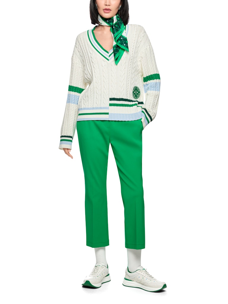 סוודר בגזרה רחבה ונינוחה, מתערובת כותנה וצמר רכה. סרוג בדוגמת פסי צמה קלאסית, עם צווארון וי רחב בגימור פסים צבעוניים, ושילוב דיטיילס של פסים במכפלת ובשרוולים.הרכב: 70% כותנה, 30% צמרהדוגמנית בגובה 1.79 ולובשת מידה 3 של מארק קיין