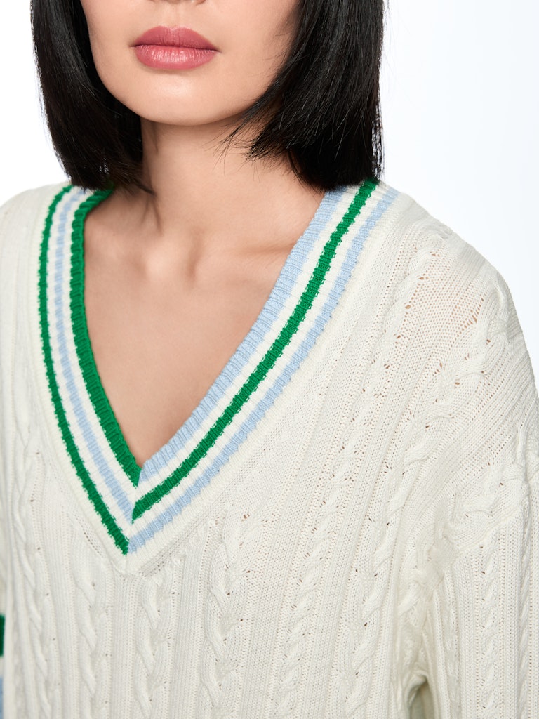 סוודר בגזרה רחבה ונינוחה, מתערובת כותנה וצמר רכה. סרוג בדוגמת פסי צמה קלאסית, עם צווארון וי רחב בגימור פסים צבעוניים, ושילוב דיטיילס של פסים במכפלת ובשרוולים.הרכב: 70% כותנה, 30% צמרהדוגמנית בגובה 1.79 ולובשת מידה 3 של מארק קיין