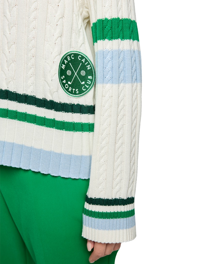 סוודר בגזרה רחבה ונינוחה, מתערובת כותנה וצמר רכה. סרוג בדוגמת פסי צמה קלאסית, עם צווארון וי רחב בגימור פסים צבעוניים, ושילוב דיטיילס של פסים במכפלת ובשרוולים.הרכב: 70% כותנה, 30% צמרהדוגמנית בגובה 1.79 ולובשת מידה 3 של מארק קיין