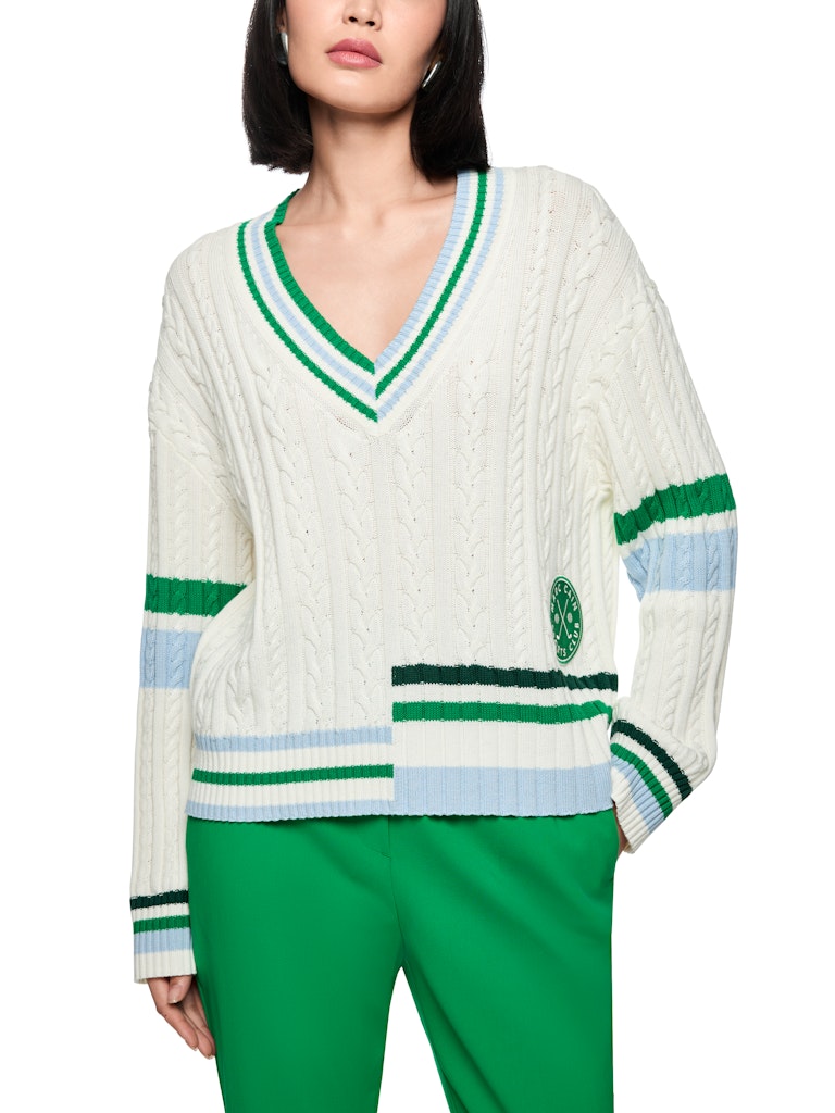 סוודר בגזרה רחבה ונינוחה, מתערובת כותנה וצמר רכה. סרוג בדוגמת פסי צמה קלאסית, עם צווארון וי רחב בגימור פסים צבעוניים, ושילוב דיטיילס של פסים במכפלת ובשרוולים.הרכב: 70% כותנה, 30% צמרהדוגמנית בגובה 1.79 ולובשת מידה 3 של מארק קיין