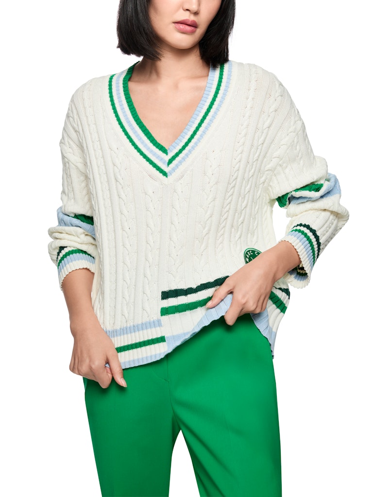 סוודר בגזרה רחבה ונינוחה, מתערובת כותנה וצמר רכה. סרוג בדוגמת פסי צמה קלאסית, עם צווארון וי רחב בגימור פסים צבעוניים, ושילוב דיטיילס של פסים במכפלת ובשרוולים.הרכב: 70% כותנה, 30% צמרהדוגמנית בגובה 1.79 ולובשת מידה 3 של מארק קיין