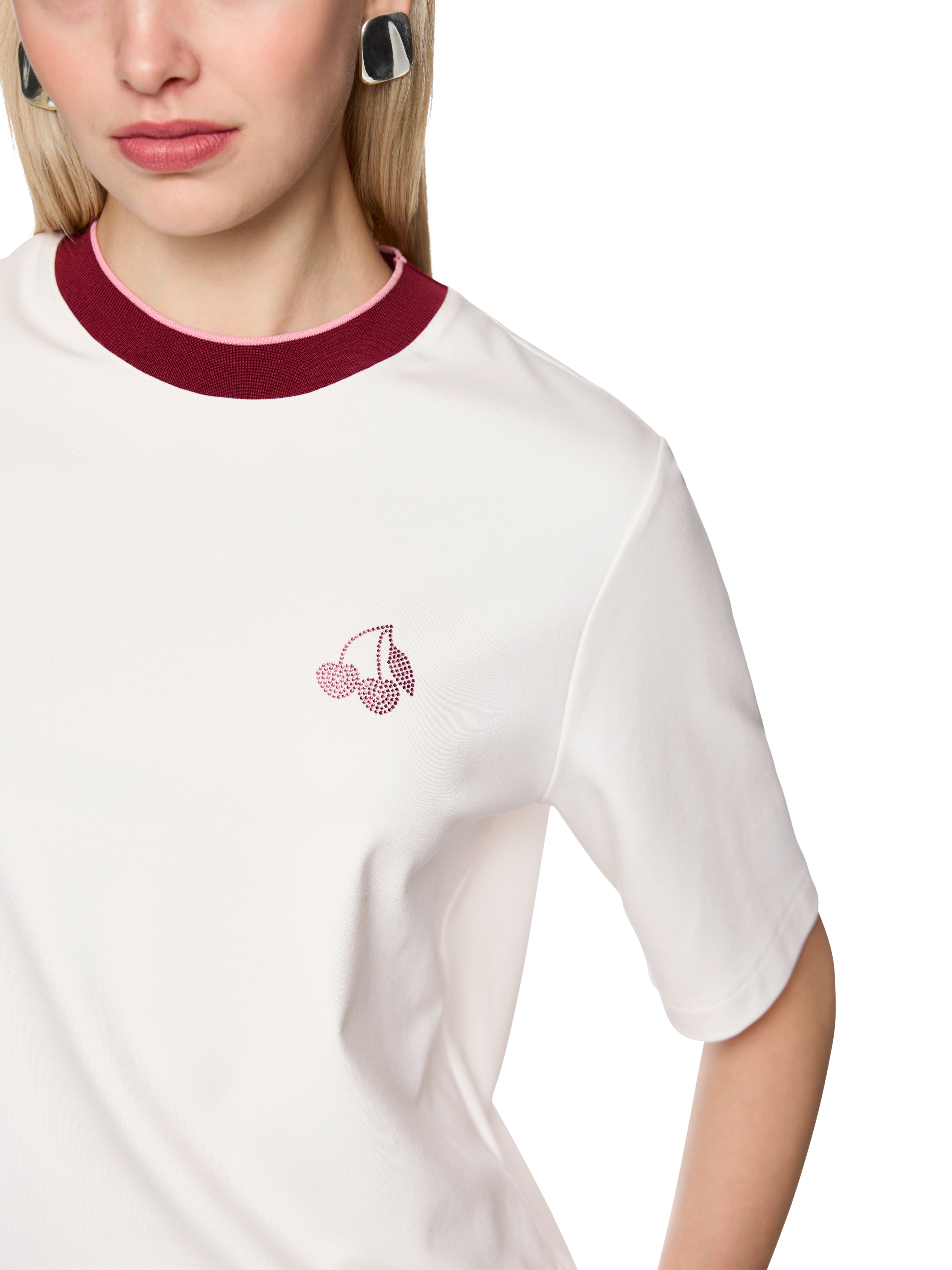 חולצת טי בגזרה ישרה ונינוחה, עם שרוולים באורך המרפק.הרכב: 47% כותנה, 47% מודל, 6% אלסטןהדוגמנית בגובה 1.79 ולובשת מידה 3 של מארק קיין 