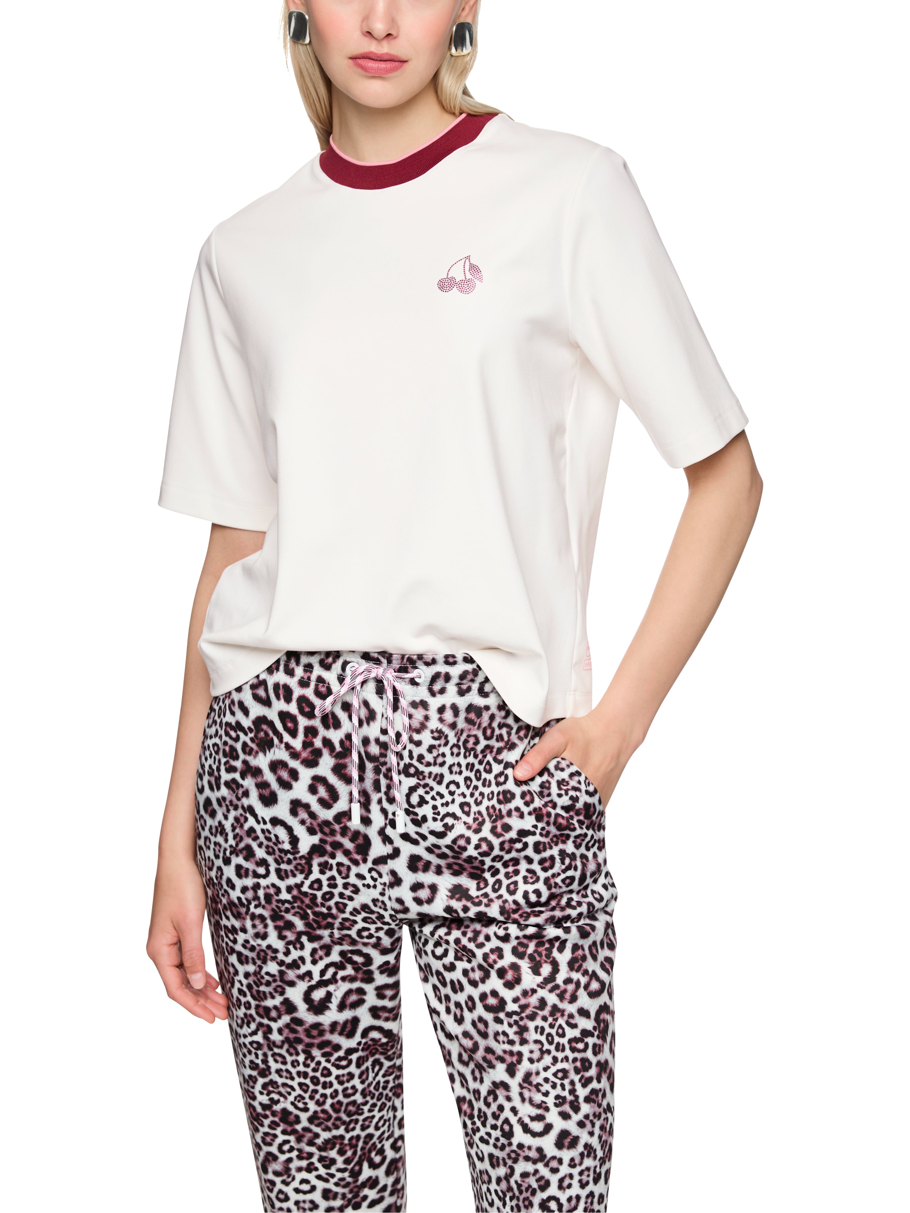 חולצת טי בגזרה ישרה ונינוחה, עם שרוולים באורך המרפק.הרכב: 47% כותנה, 47% מודל, 6% אלסטןהדוגמנית בגובה 1.79 ולובשת מידה 3 של מארק קיין 