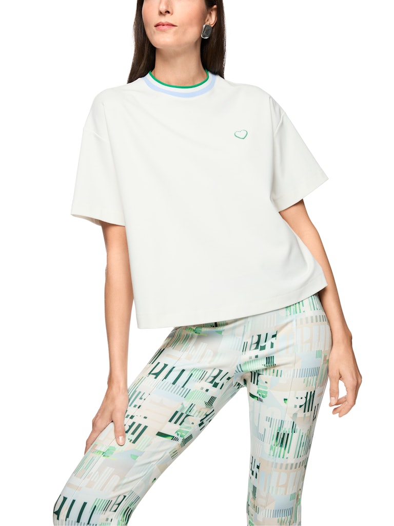 חולצת טישירט בגזרה נינוחה, עם שרוולים קצרים ורחבים, עשויה בד כותנה-מודל רך ונעים.צווארון עגול בגימור פסים צבעוניים, ודיטייל של פאץ' לב רקום בחזית.הרכב: 47% כותנה, 47% מודל, 6% אלסטןהדוגמנית בגובה 1.79 ולובשת מידה 3 של מארק קיין 