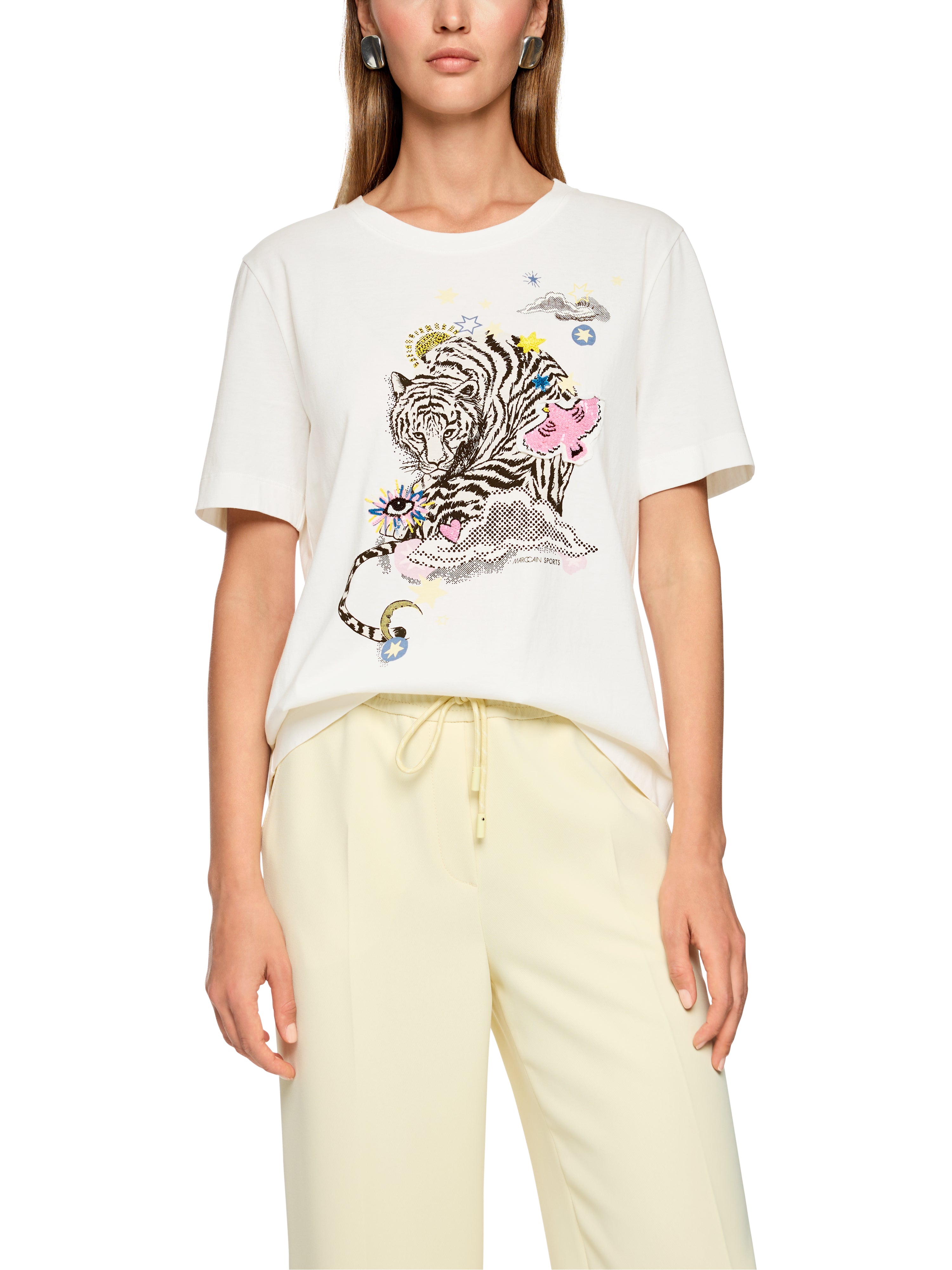 חולצת טי עשויה כותנה בגזרה ישרה עם צווארון עגול והדפס בחזיתהרכב: 100% כותנההדוגמנית בגובה 1.79 ולובשת מידה 3 של מארק קיין 