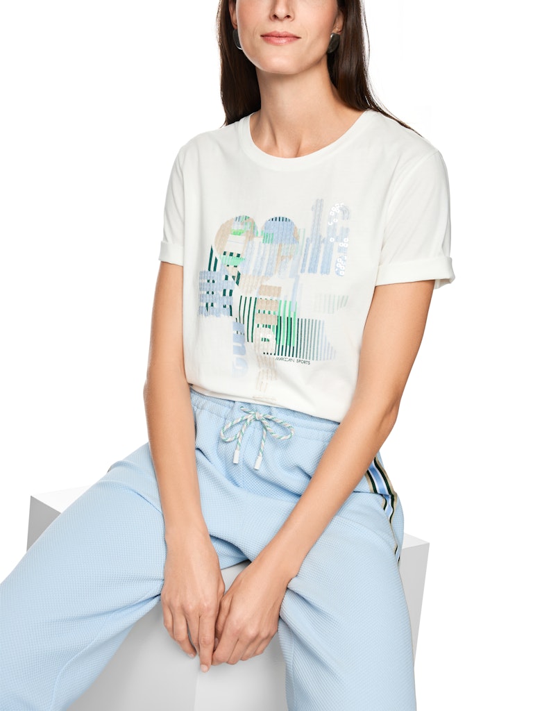 חולצת טישירט בגזרה רחבה, עשויה כותנה רכה ונעימה במיוחד. עם שרוולים קצרים, צווארון עגול, והדפס חזיתי צבעוני בשילוב רקמת פאייטים שקופים עדינה.הרכב: 100% כותנההדוגמנית בגובה 1.79 ולובשת מידה 3 של מארק קיין