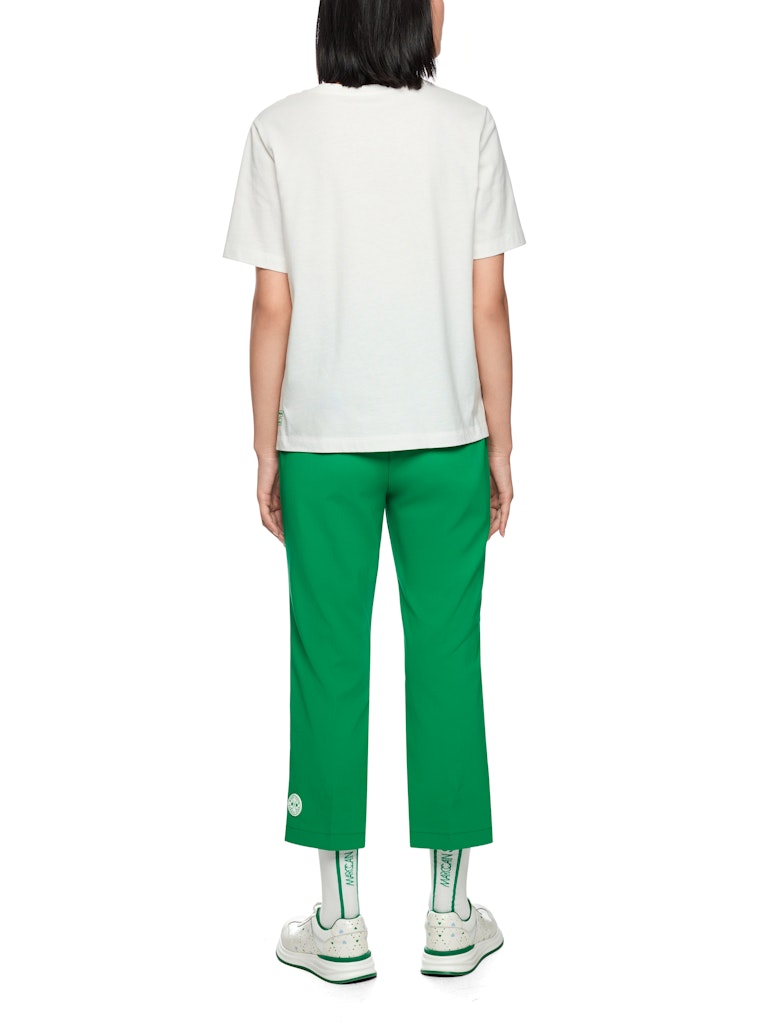 חולצת טישירט בגזרה רחבה, עשויה כותנה אורגנית רכה ונעימה במיוחד. עם שרוולים קצרים, צווארון עגול, והדפס חזיתי בשילוב אבני חן.הרכב: 100% כותנה אורגניתהדוגמנית בגובה 1.79 ולובשת מידה 3 של מארק קיין