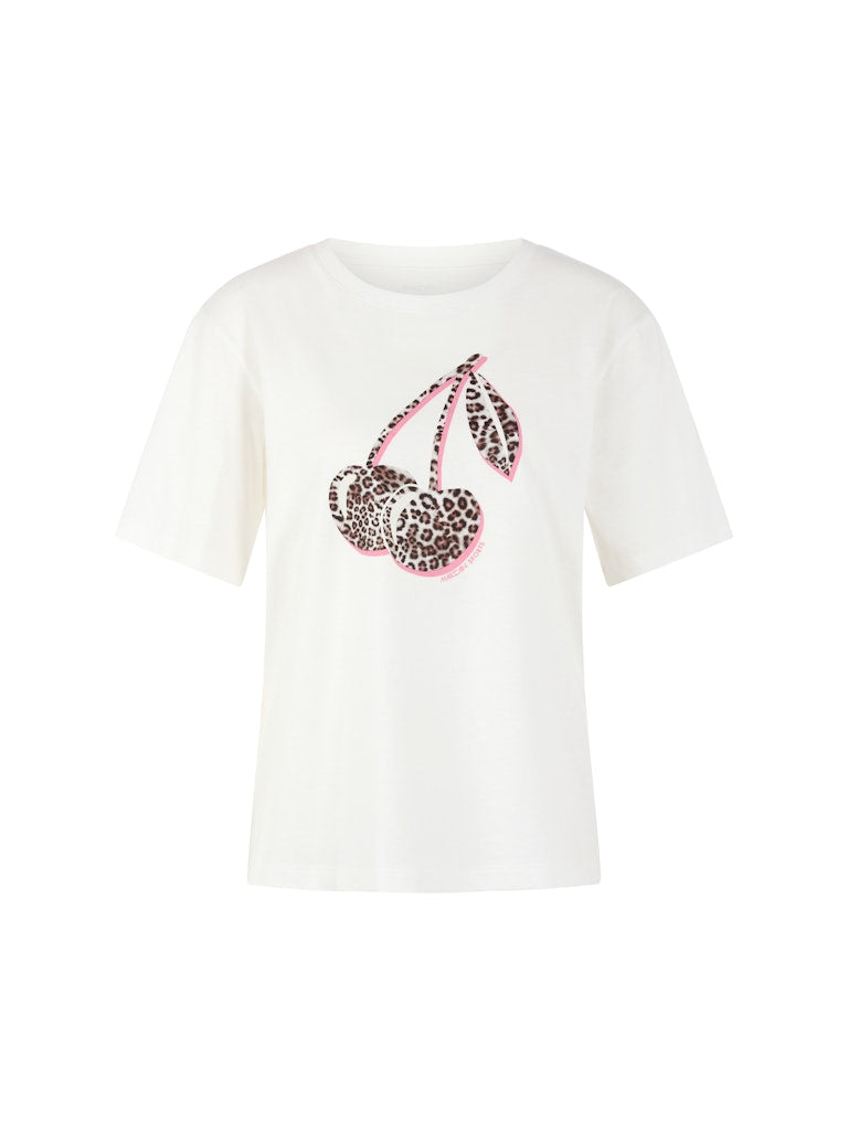 חולצת טישירט בגזרה ישרה ונינוחה, עם שרוולים קצרים וצווארון עגול, והדפס חזיתי של דובדבנים בדוגמה מנומרת.הרכב: 100% כותנה אורגניתהדוגמנית בגובה 1.79 ולובשת מידה 3 של מארק קיין 