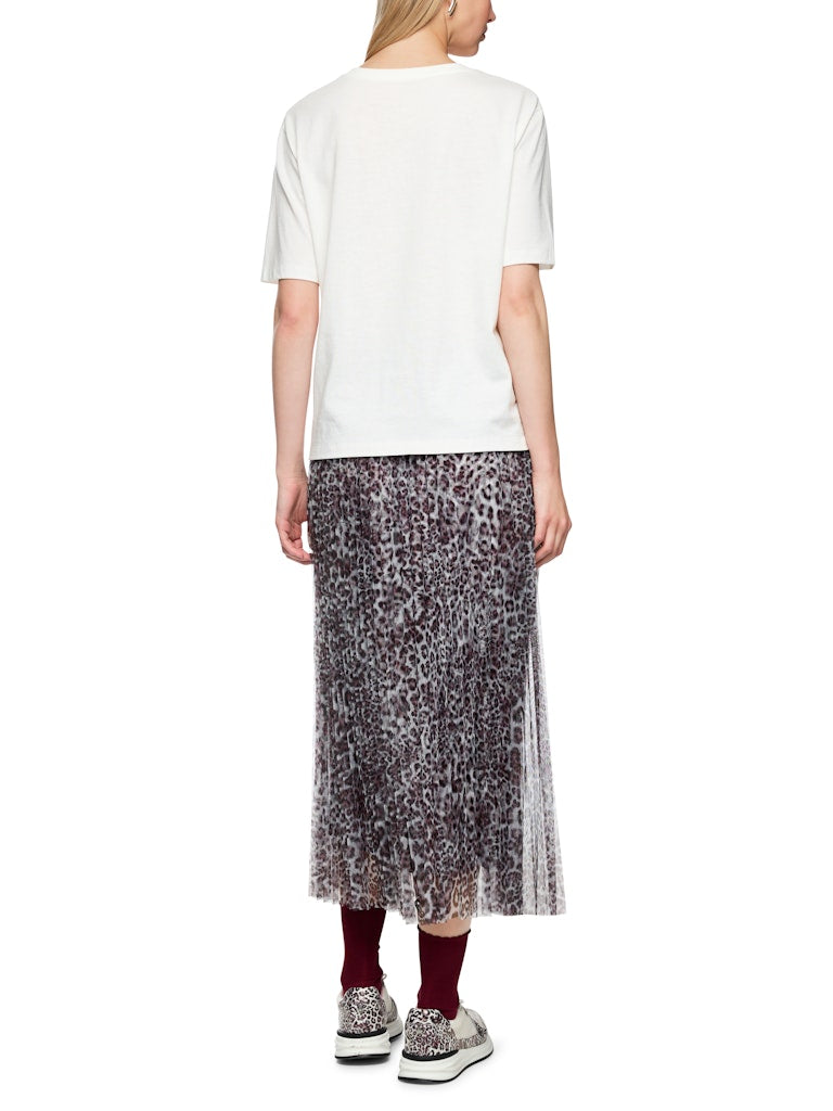 חולצת טישירט בגזרה ישרה ונינוחה, עם שרוולים קצרים וצווארון עגול, והדפס חזיתי של דובדבנים בדוגמה מנומרת.הרכב: 100% כותנה אורגניתהדוגמנית בגובה 1.79 ולובשת מידה 3 של מארק קיין 