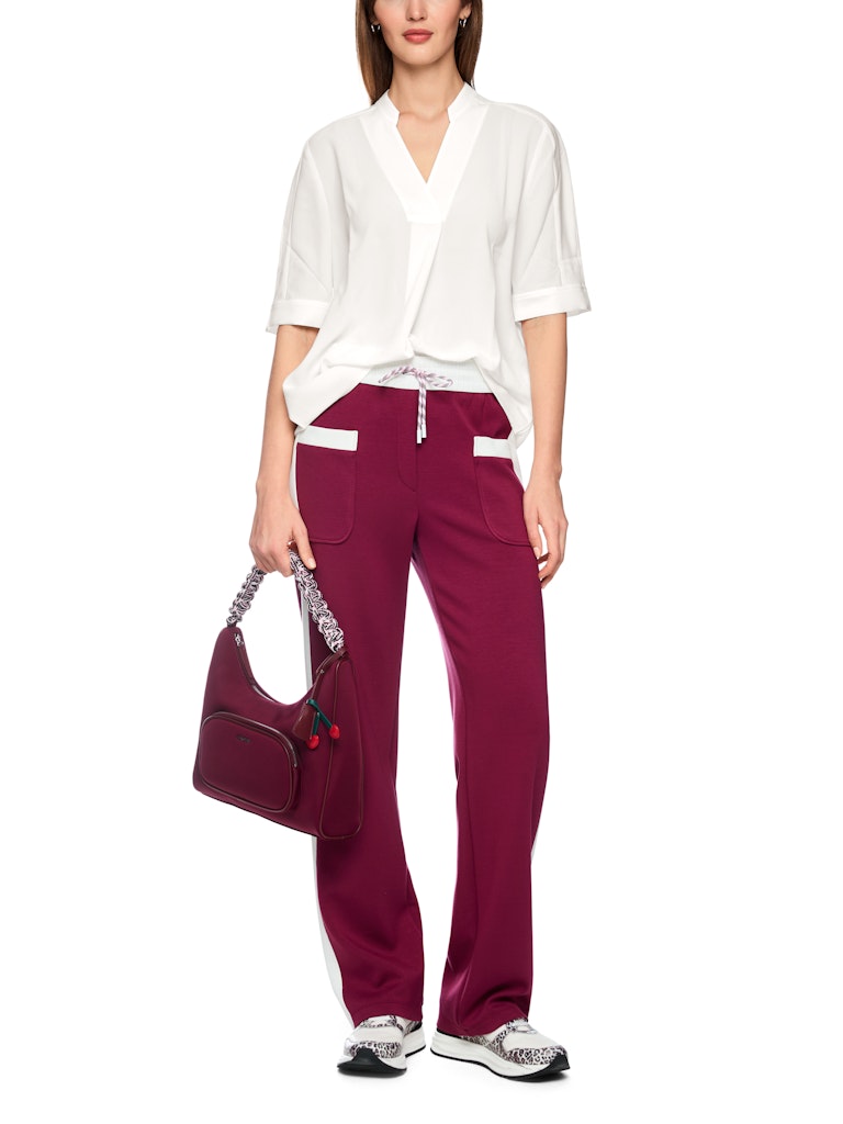 חולצה בגזרה רחבה, מבד קליל וזורם. עם שרוולים קצרים, וצווארון V עם קפל בתחתית המקנה לה צללית ייחודית. הרכב: 100% פוליאסטרהדוגמנית בגובה 1.79 ולובשת מידה 3 של מארק קיין