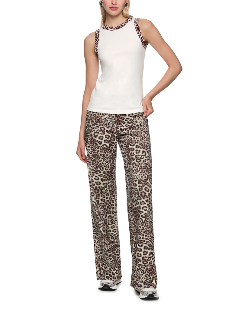 גופייה מבד כותנה ריב רך וגמיש, בגזרה צמודה לגוף, עם גימור בהדפס מנומר בצווארון וסביב השרוולים.הרכב: 94% כותנה, 6% אלסטןהדוגמנית בגובה 1.79 ולובשת מידה 3 של מארק קיין