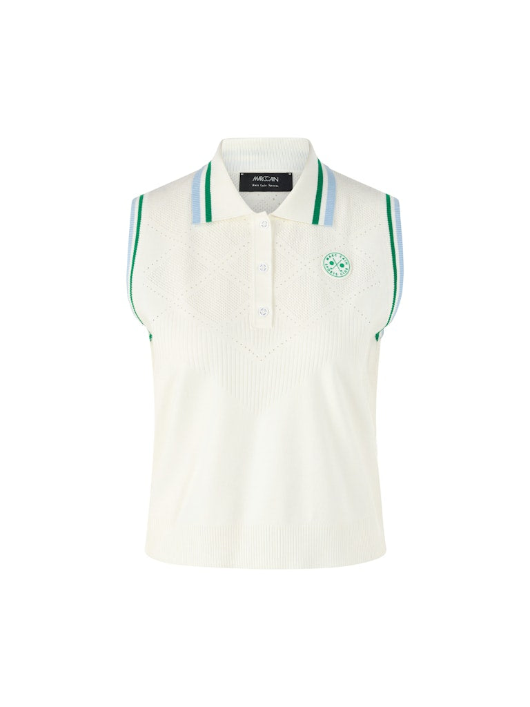 חולצה ללא שרוולים בעיצוב ספורטיבי, עשויה סריג ויסקוזה רך וקליל, עם דוגמת חורים עדינה. צווארון פולו עם שורת 3 כפתורים קצרה, וגימור פסים צבעוניים סביב הזרועות.הרכב: 78% ויסקוזה, 22% פוליאסטרהדוגמנית בגובה 1.79 ולובשת מידה 3 של מארק קיין