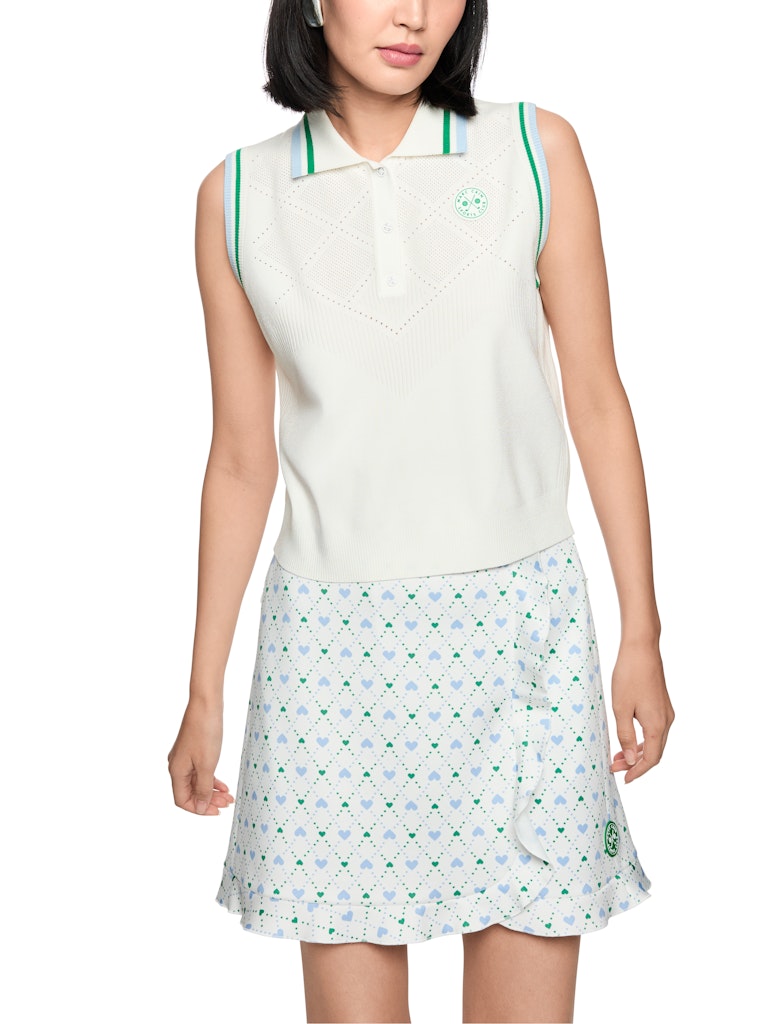 חולצה ללא שרוולים בעיצוב ספורטיבי, עשויה סריג ויסקוזה רך וקליל, עם דוגמת חורים עדינה. צווארון פולו עם שורת 3 כפתורים קצרה, וגימור פסים צבעוניים סביב הזרועות.הרכב: 78% ויסקוזה, 22% פוליאסטרהדוגמנית בגובה 1.79 ולובשת מידה 3 של מארק קיין