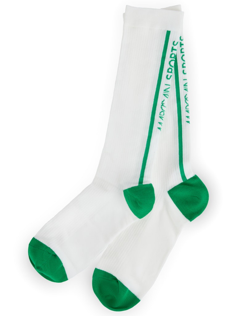 גרביים בעיצוב ספורטיבי, באורך השוק, עשויות תערובת כותנה אלסטית ונוחה, עם הדפס לוגו המותג MARC CAIN SPORTS לאורך הגרב.הרכב: 80% כותנה, 20% פוליאסטר