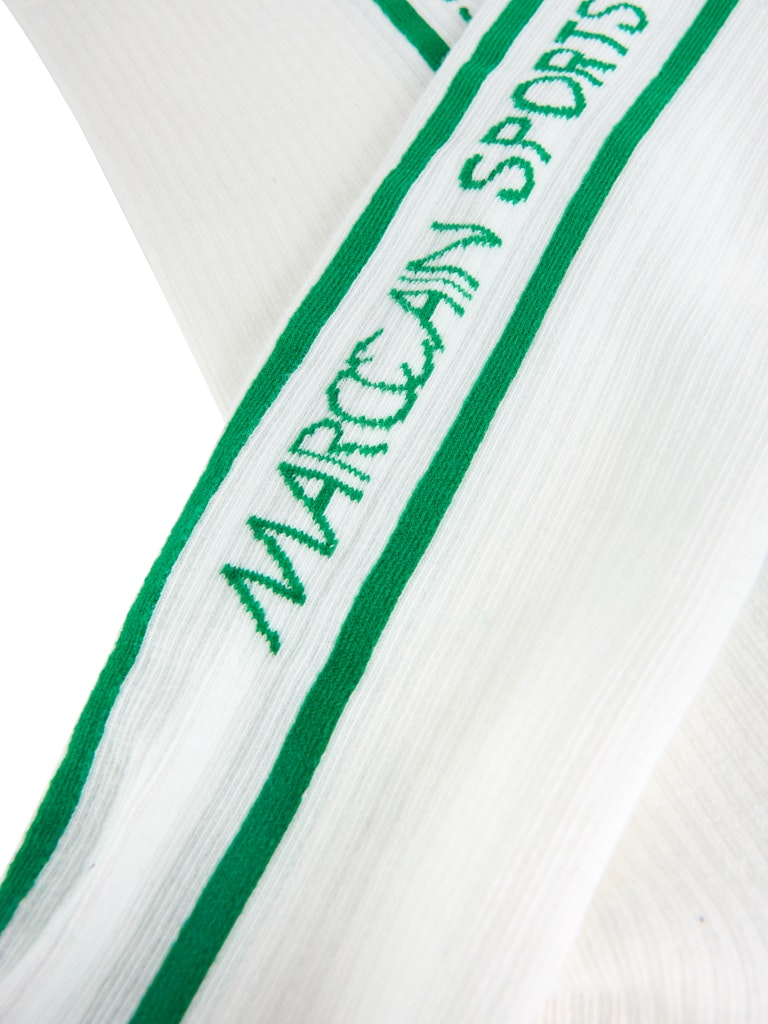 גרביים בעיצוב ספורטיבי, באורך השוק, עשויות תערובת כותנה אלסטית ונוחה, עם הדפס לוגו המותג MARC CAIN SPORTS לאורך הגרב.הרכב: 80% כותנה, 20% פוליאסטר