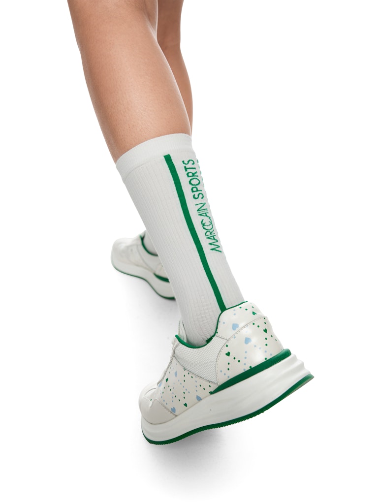 גרביים בעיצוב ספורטיבי, באורך השוק, עשויות תערובת כותנה אלסטית ונוחה, עם הדפס לוגו המותג MARC CAIN SPORTS לאורך הגרב.הרכב: 80% כותנה, 20% פוליאסטר