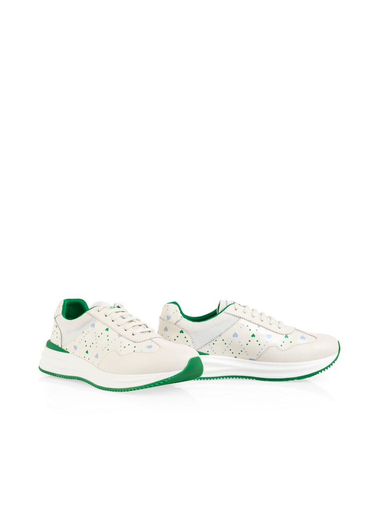 נעלי סניקרס בעיצוב ספורטיבי ואופנתי. עשויות עור עם הדפס בדוגמת לבבות קטנים, ובשילוב דיטיילס בצבע ירוק, עם סוליה אלסטית ונוחה.גובה סוליה: 3.5 ס"מהרכב: 90% עור, 10% פוליאסטר
