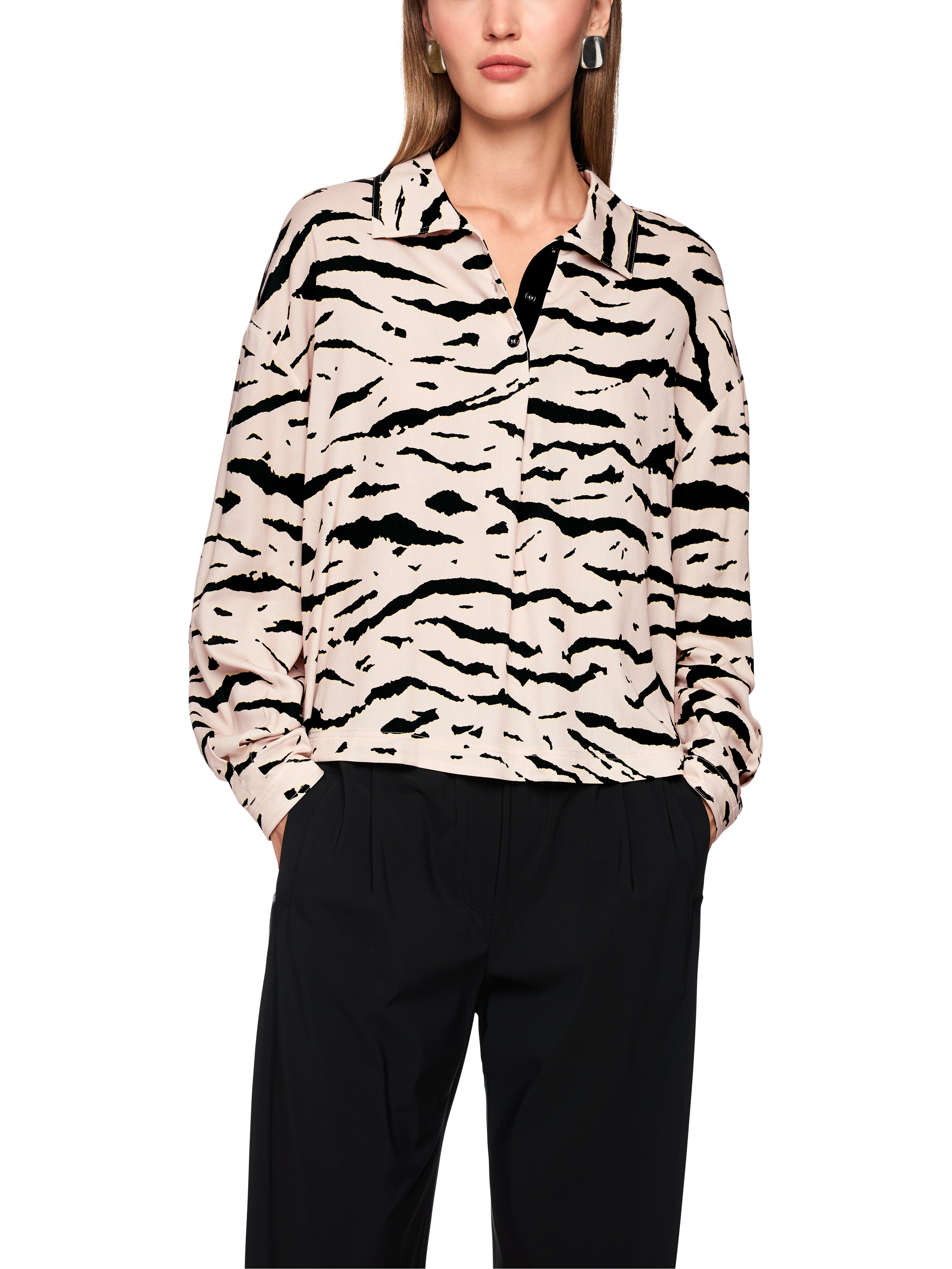 חולצה סגנון קז'ואל בגזרה רחבה עם הדפסהרכב: 100% ויסקוזההדוגמנית בגובה 1.79 ולובשת מידה 3 של מארק קיין 