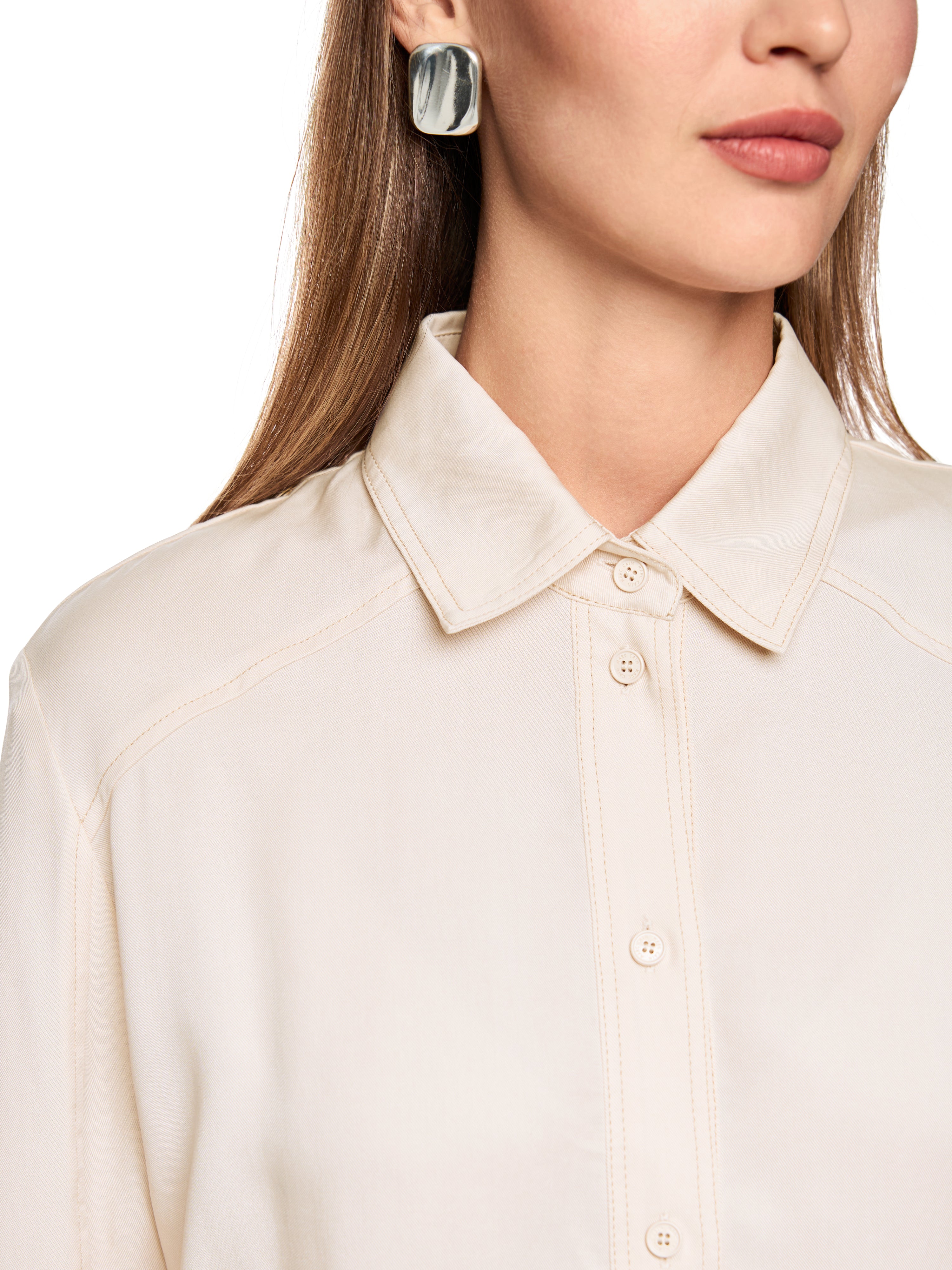 חולצה מכופתרת סגנון קלאסי בגזרה רחבה הרכב: 100% ליוסלהדוגמנית בגובה 1.79 ולובשת מידה 3 של מארק קיין 