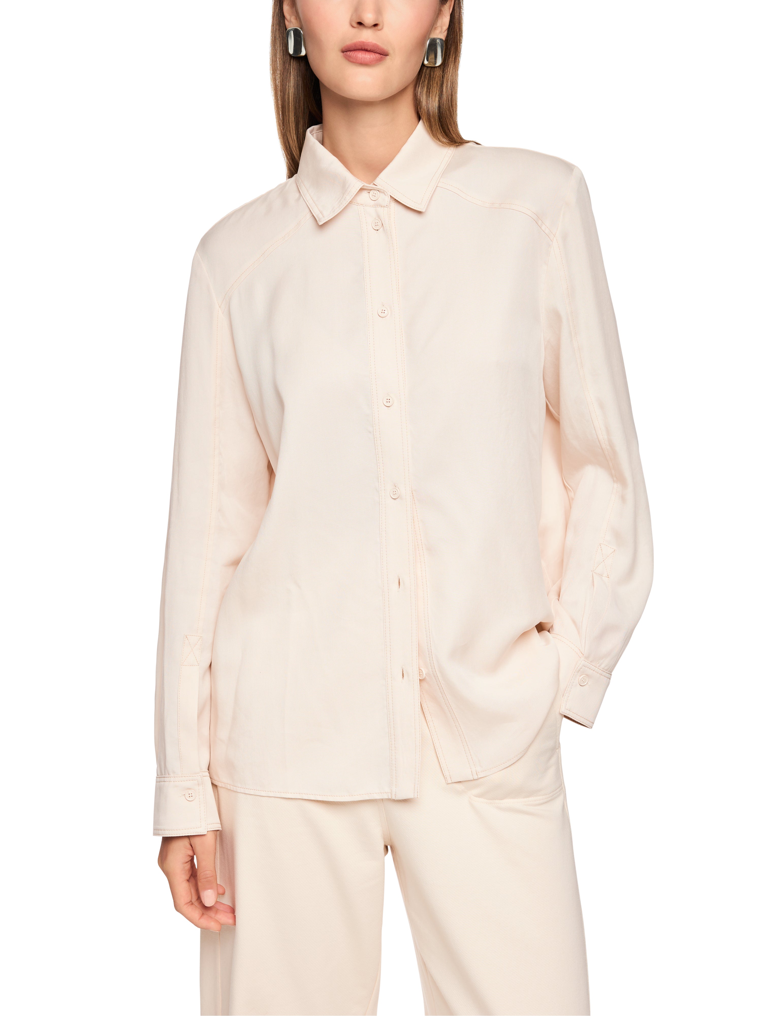 חולצה מכופתרת סגנון קלאסי בגזרה רחבה הרכב: 100% ליוסלהדוגמנית בגובה 1.79 ולובשת מידה 3 של מארק קיין 