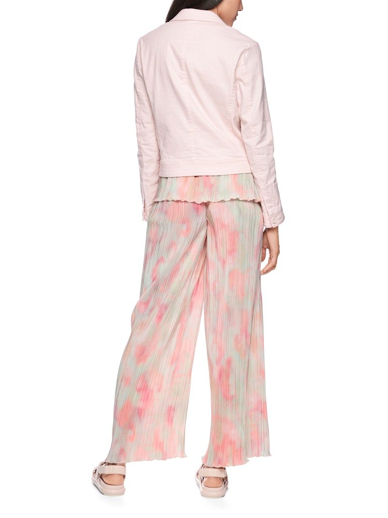 בלייזר בעיצוב קז'ואל, בסגנון ז'קט ג'ינס, עשוי בד קליל מתערובת כותנה ופשתן. גזרה ישרה וקצרה, ללא בטנה, עם שרוולים ארוכים וצרים בסיומת חפתים מכופתרים, צווארון דש, שני כיסי צד, כיס פאץ' קטן בחזית, וסגירה באמצעות 3 כפתורים.הרכב: 67% כותנה, 30% פשתן, 3% אלסטןהדוגמנית בגובה 1.79 ולובשת מידה 3 של מארק קיין