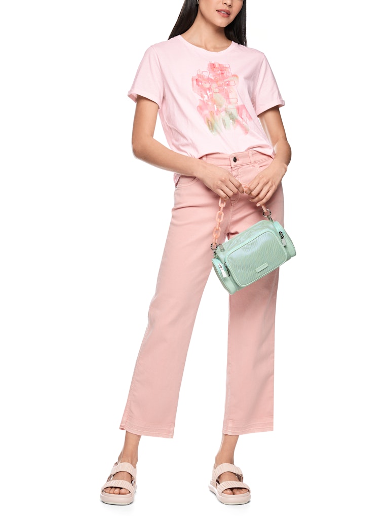 חולצת טישירט בגזרה משוחררת, עשויה כותנה טהורה, רכה ונעימה במיוחד. עם שרוולים קצרים, צווארון עגול, והדפס חזיתי צבעוני בשילוב רקמת פאייטים עדינה.הרכב: 100% כותנההדוגמנית בגובה 1.79 ולובשת מידה 3 של מארק קיין