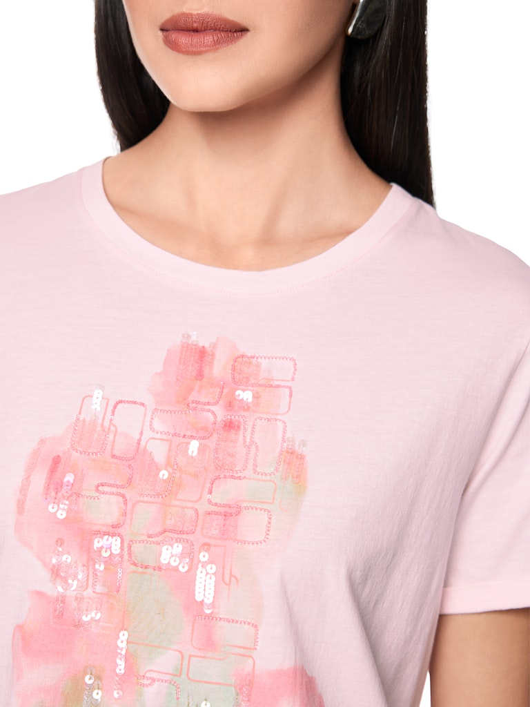 חולצת טישירט בגזרה משוחררת, עשויה כותנה טהורה, רכה ונעימה במיוחד. עם שרוולים קצרים, צווארון עגול, והדפס חזיתי צבעוני בשילוב רקמת פאייטים עדינה.הרכב: 100% כותנההדוגמנית בגובה 1.79 ולובשת מידה 3 של מארק קיין