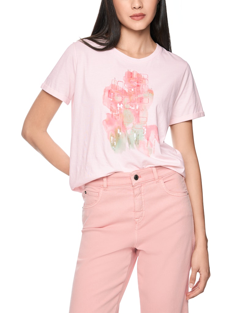 חולצת טישירט בגזרה משוחררת, עשויה כותנה טהורה, רכה ונעימה במיוחד. עם שרוולים קצרים, צווארון עגול, והדפס חזיתי צבעוני בשילוב רקמת פאייטים עדינה.הרכב: 100% כותנההדוגמנית בגובה 1.79 ולובשת מידה 3 של מארק קיין