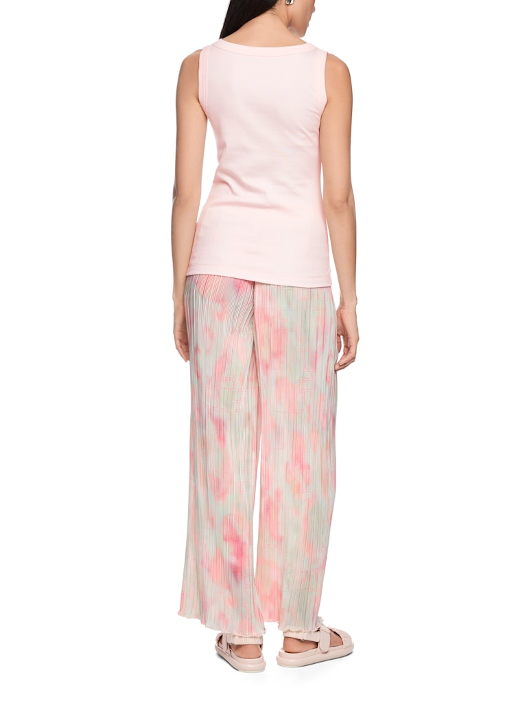 גופייה מבד כותנה רך וגמיש, ארוג בטקסטורת פסי ריב דקים. גזרה צמודה לגוף, עם צווארון עגול במפתח עמוק, וכתפיות רחבות.הרכב: 94% כותנה, 6% אלסטןהדוגמנית בגובה 1.79 ולובשת מידה 3 של מארק קיין