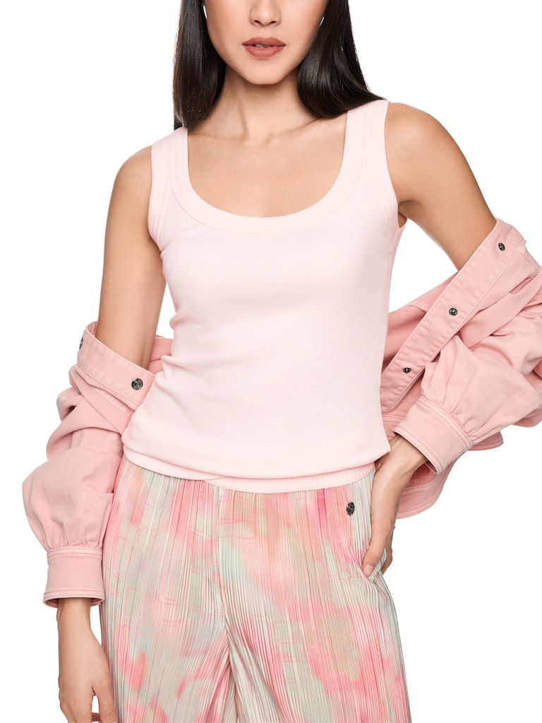 גופייה מבד כותנה רך וגמיש, ארוג בטקסטורת פסי ריב דקים. גזרה צמודה לגוף, עם צווארון עגול במפתח עמוק, וכתפיות רחבות.הרכב: 94% כותנה, 6% אלסטןהדוגמנית בגובה 1.79 ולובשת מידה 3 של מארק קיין