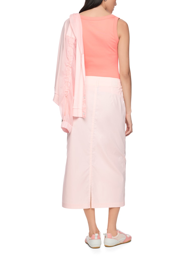 חצאית מידי בעיצוב קז'ואל מודרני, גזרה ישרה עם צללית A עדינה. עם שני כיסי צד, שסע אחורי, וסגירה באמצעות רוכסן ותיקתקים.הרכב: 63% פוליאסטר ממוחזר, 37% פוליאסטרהדוגמנית בגובה 1.79 ולובשת מידה 3 של מארק קיין