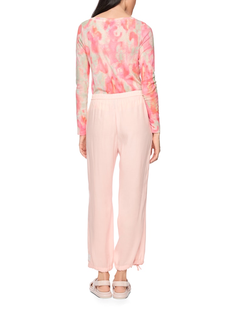 מכנסיים בעיצוב ספורטיבי, בגזרה רחבה ונינוחה, עשויים בד קליל מתערובת ויסקוזה. מותן אלסטי בגובה סטנדרטי, ומכפלת בגובה הקרסול, עם שרוכי קשירה להתאמה אישית, ושני כיסי צד.הרכב: 81% ויסקוזה, 19% פוליאסטרהדוגמנית בגובה 1.79 ולובשת מידה 3 של מארק קיין